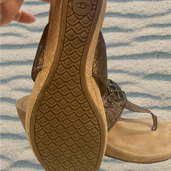 Ugg sandals, Australia, bronze women’s size 7 condition preowned - Picture 4 of 5
